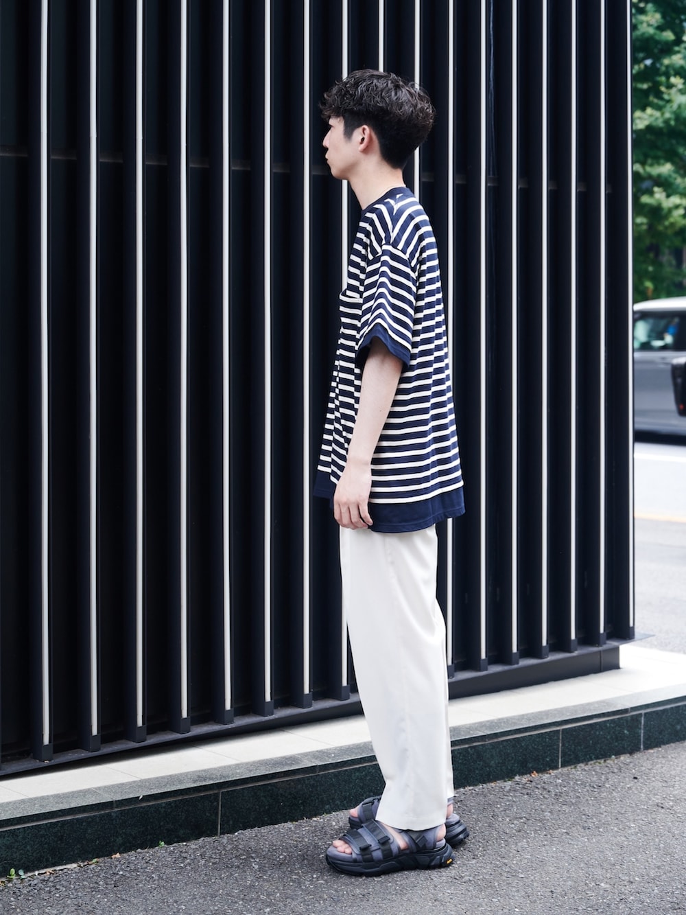 その他のTシャツ/カットソー、ホワイト系のその他パンツを着用したメンズの夏コーディネートの2枚目の写真