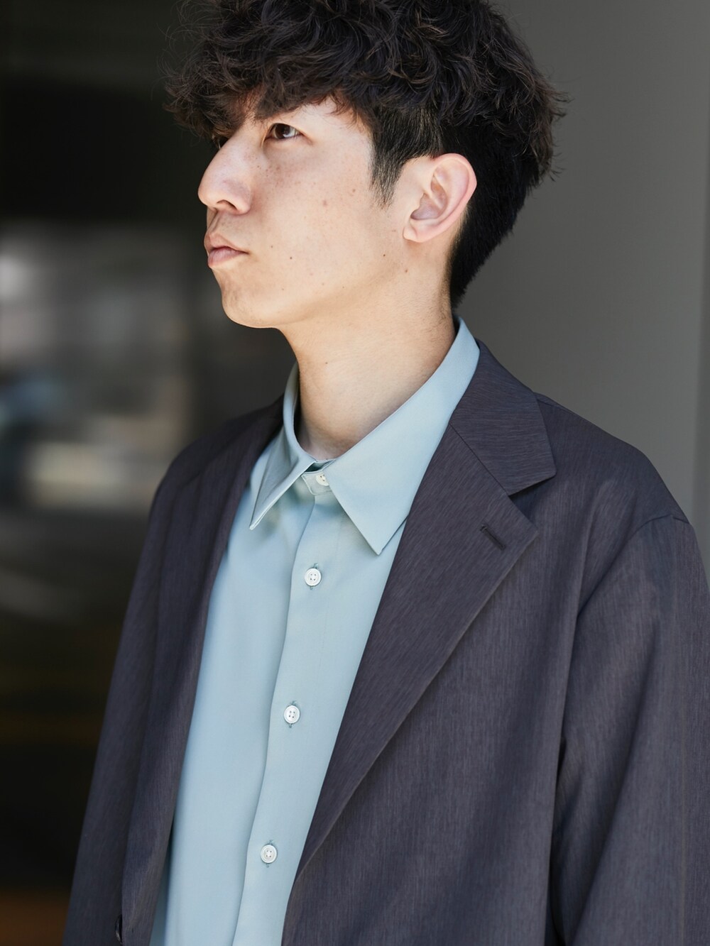 グレー系のセットアップ、グレー系のスラックスを着用したメンズの春コーディネートの4枚目の写真