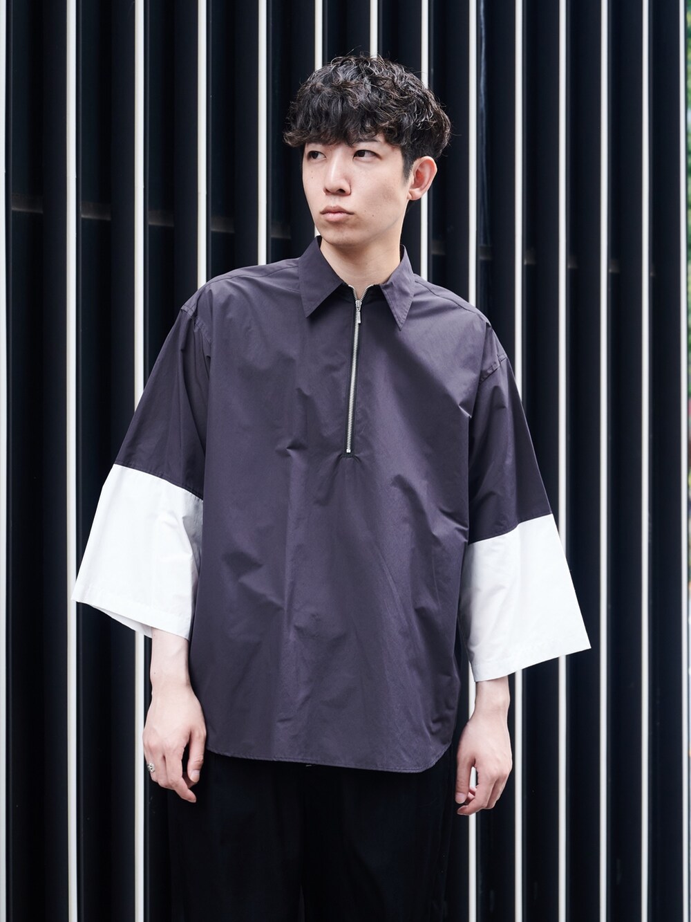 ブラック系のシャツ/ブラウス、ブラック系のその他パンツを着用したメンズの夏コーディネートの4枚目の写真