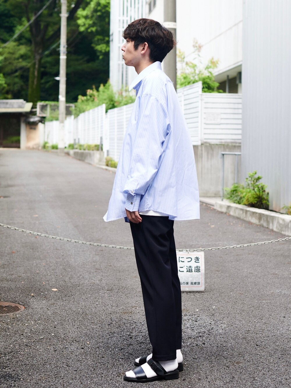 ブルー系のシャツ/ブラウス、ブラック系のスラックスを着用したメンズの夏コーディネートの2枚目の写真