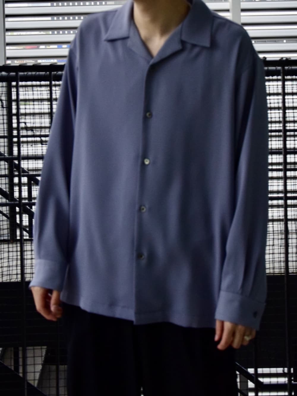 ブルー系のシャツ/ブラウス、ブラック系のスラックスを着用したメンズの春コーディネートの4枚目の写真