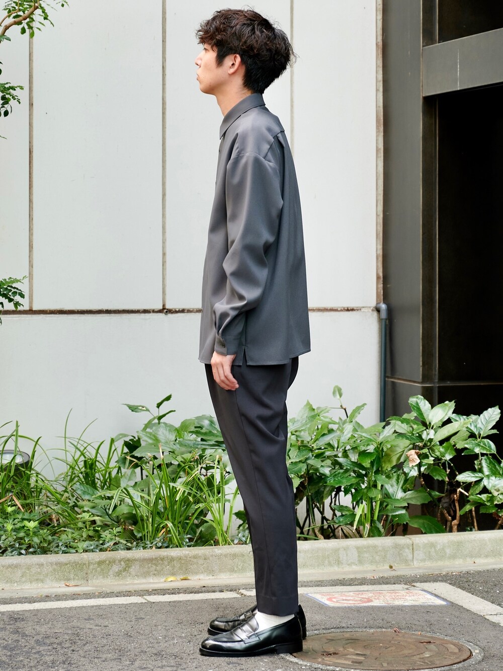 グレー系のシャツ/ブラウスを着用したメンズの夏コーディネートの2枚目の写真