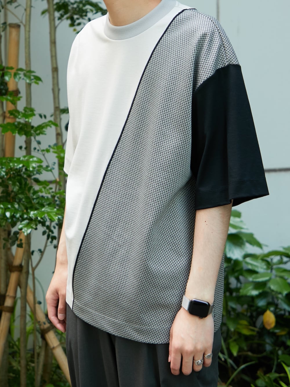 グレー系のTシャツ/カットソー、グレー系のスラックスを着用したメンズの春コーディネートの4枚目の写真