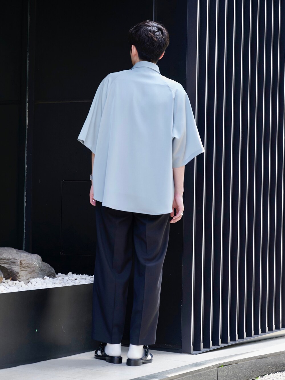 グリーン系のシャツ/ブラウスを着用したメンズの夏コーディネートの3枚目の写真