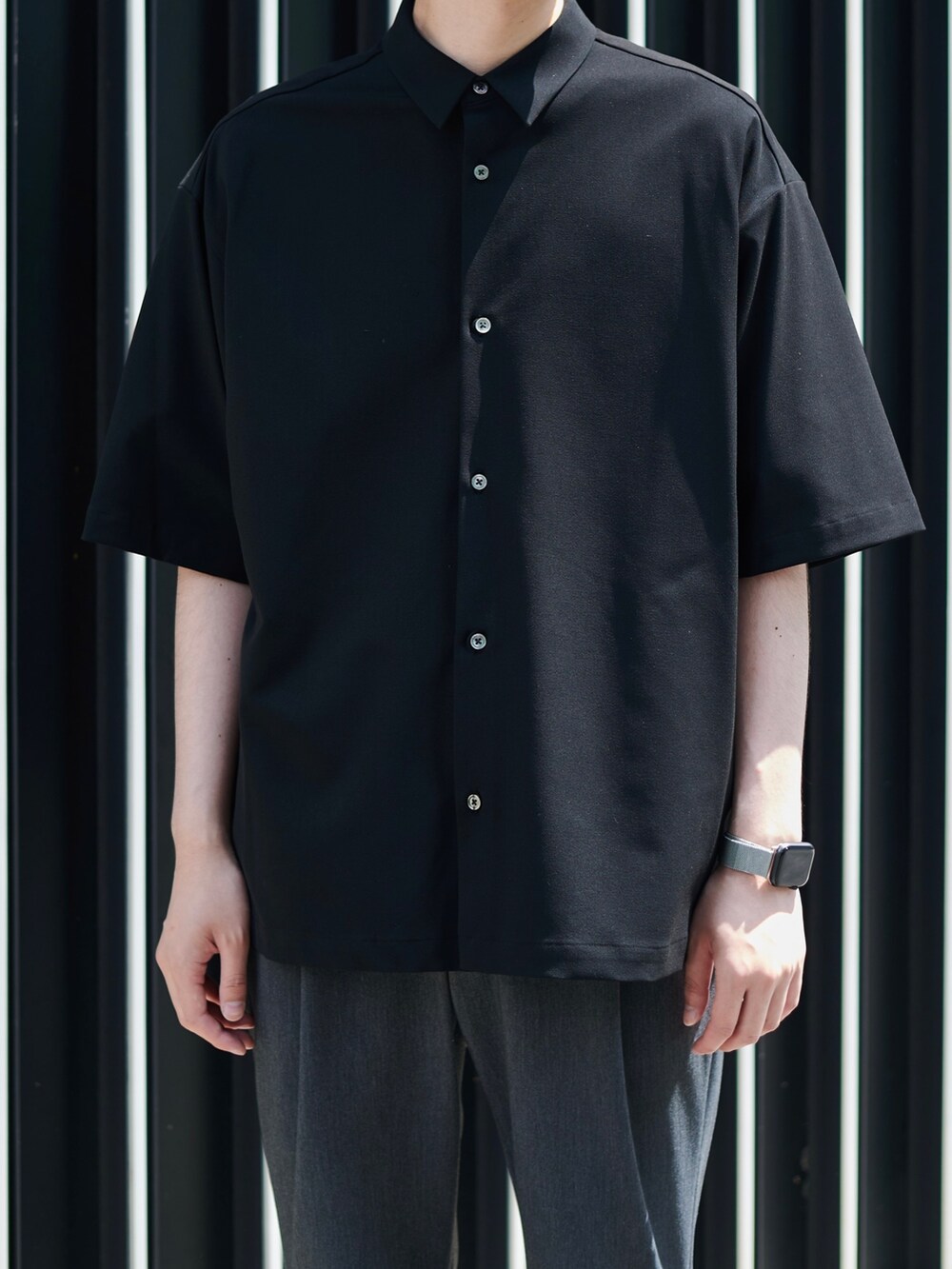 ブラック系のシャツ/ブラウスを着用したメンズの夏コーディネートの4枚目の写真