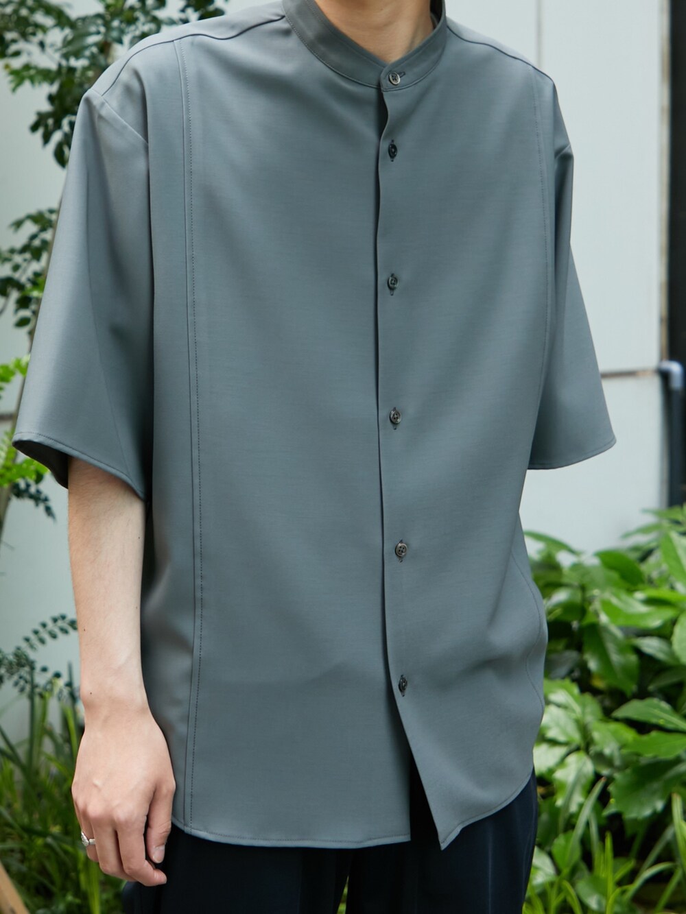 グレー系のシャツ/ブラウスを着用したメンズの春コーディネートの4枚目の写真