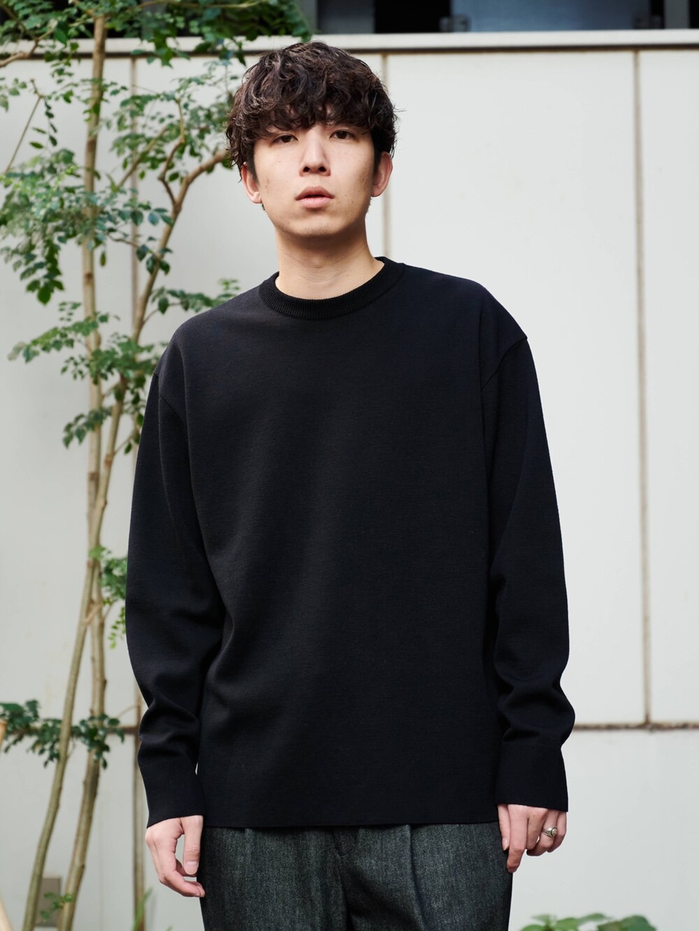 ブラック系のニット/セーターを着用したメンズの冬コーディネートの4枚目の写真