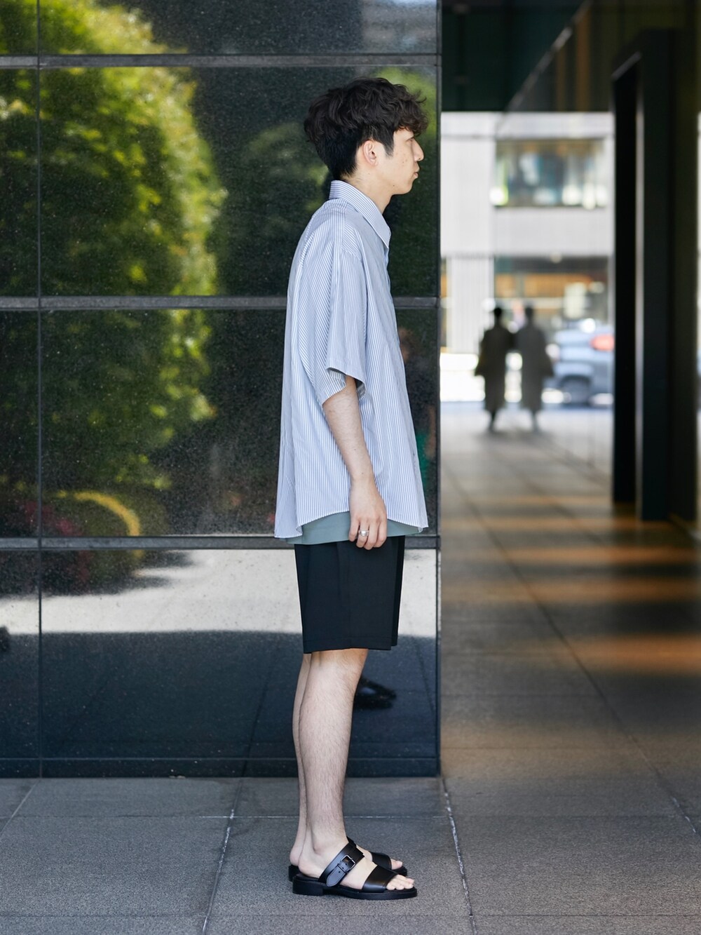 ブラック系のその他パンツを着用したメンズの春コーディネートの2枚目の写真