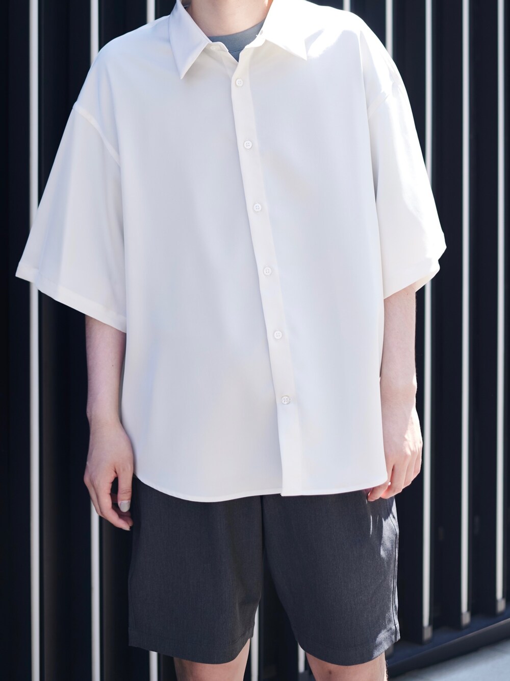 ホワイト系のシャツ/ブラウスを着用したメンズの夏コーディネートの4枚目の写真