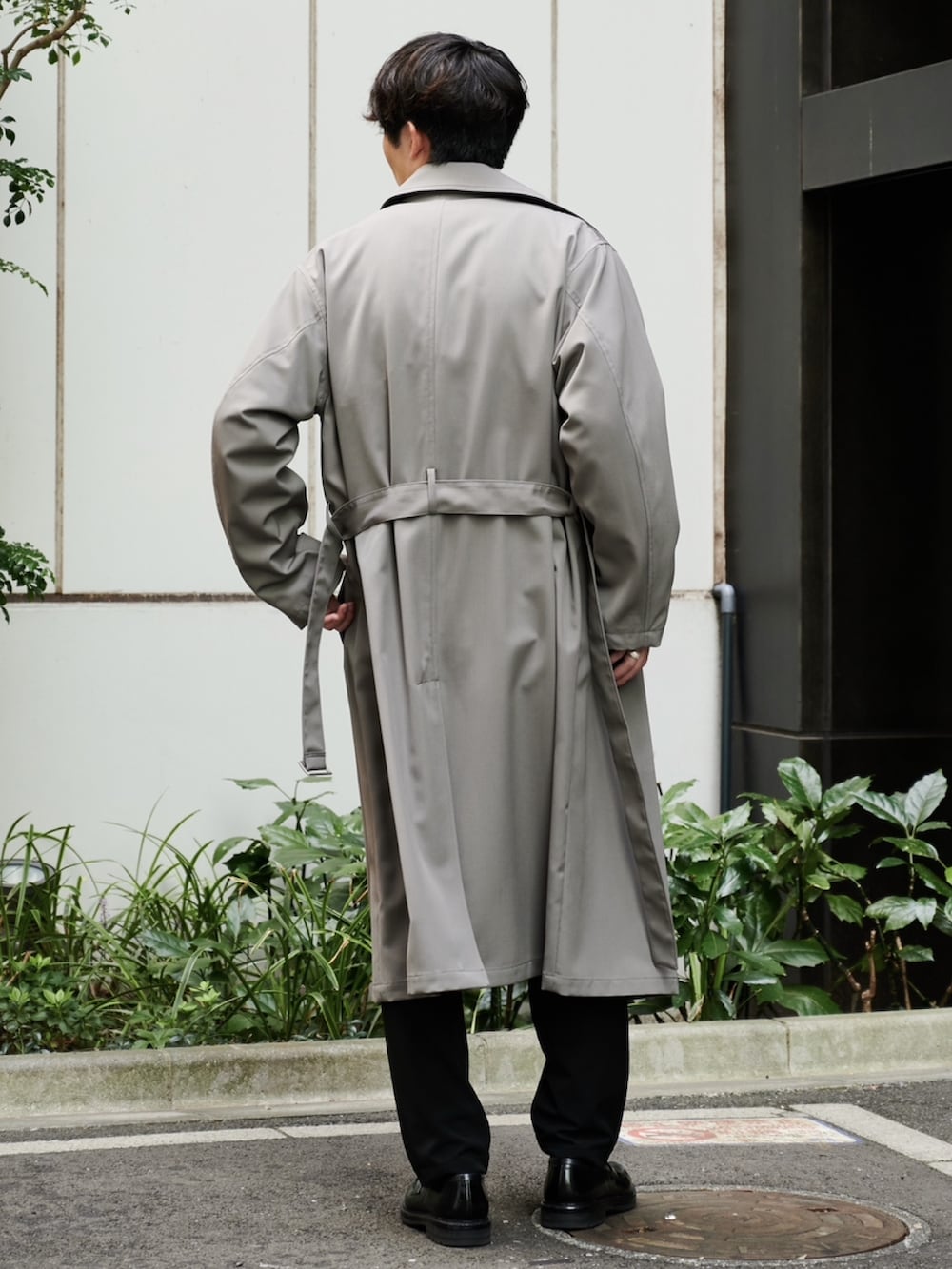 グレー系のダウンジャケット/コートを着用したメンズの秋コーディネートの3枚目の写真