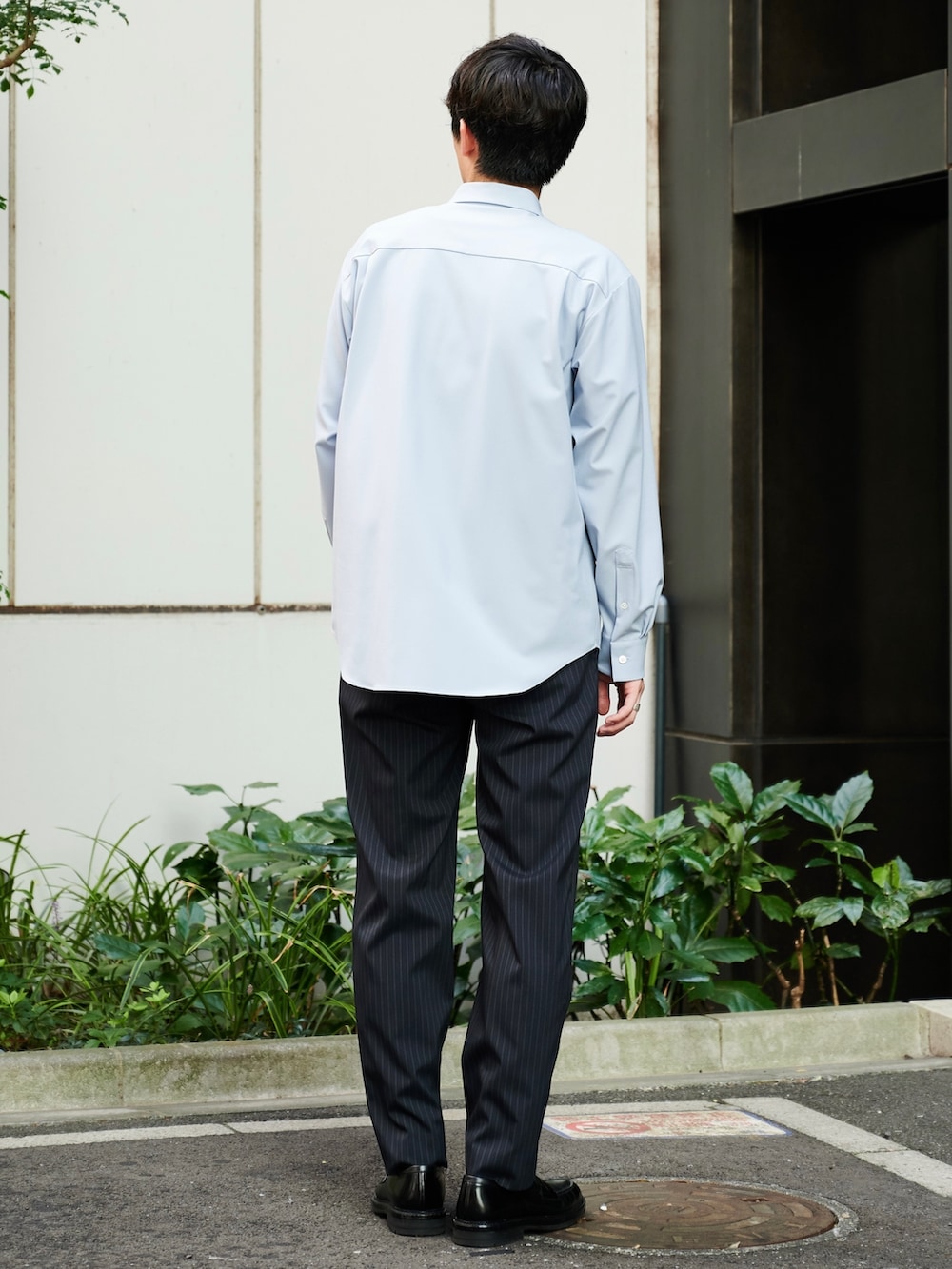 グレー系のシャツ/ブラウスを着用したメンズの秋コーディネートの3枚目の写真