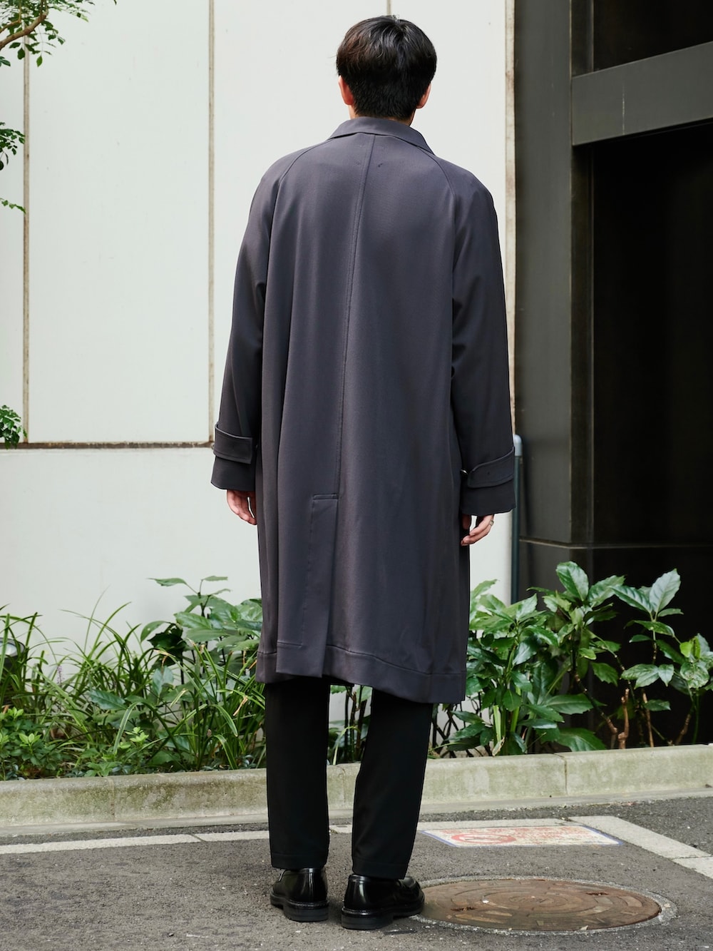 グレー系のダウンジャケット/コートを着用したメンズの秋コーディネートの4枚目の写真