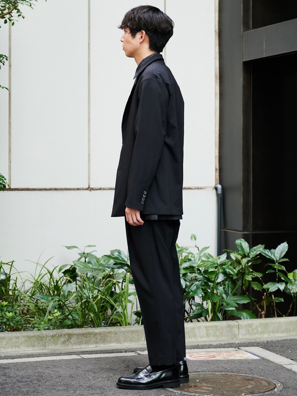 ブラック系のセットアップ、ブラック系のスラックスを着用したメンズの秋コーディネートの3枚目の写真