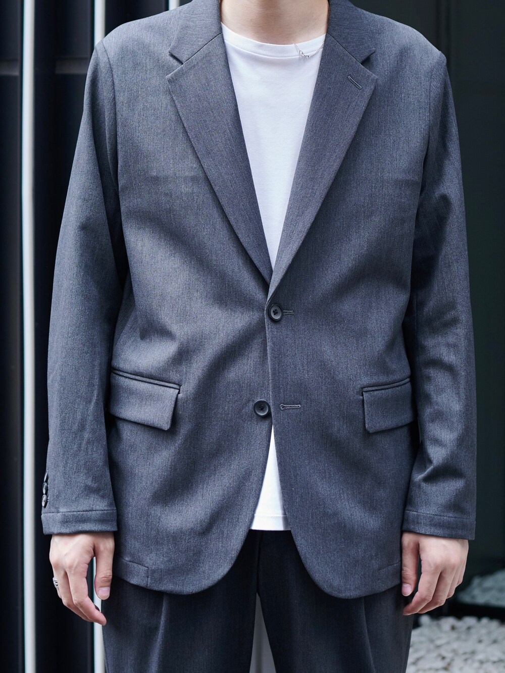 グレー系のセットアップを着用したメンズの夏コーディネートの4枚目の写真