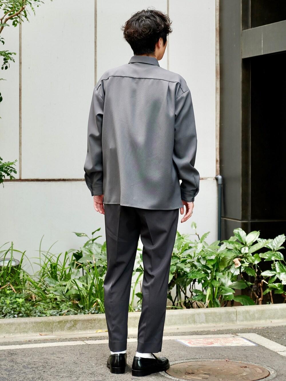 グレー系のシャツ/ブラウスを着用したメンズの夏コーディネートの3枚目の写真