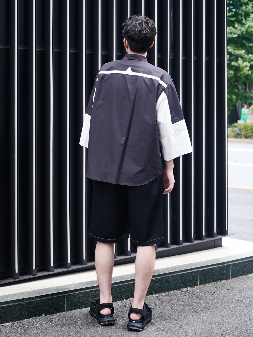 ブラック系のシャツ/ブラウス、ブラック系のその他パンツを着用したメンズの夏コーディネートの3枚目の写真