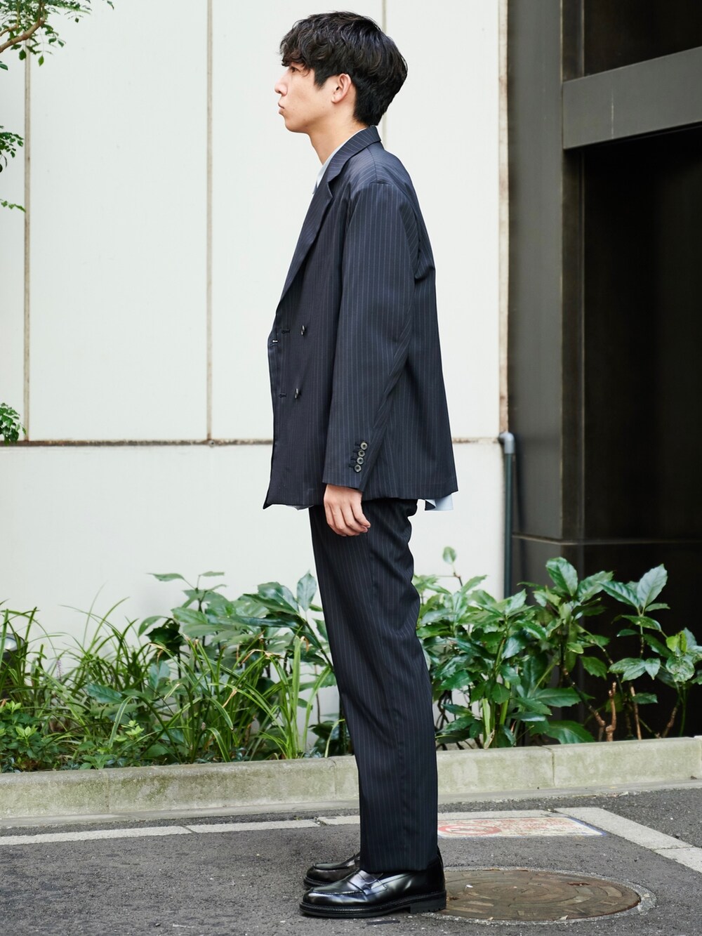 その他のセットアップ、その他のスラックスを着用したメンズの秋コーディネートの2枚目の写真