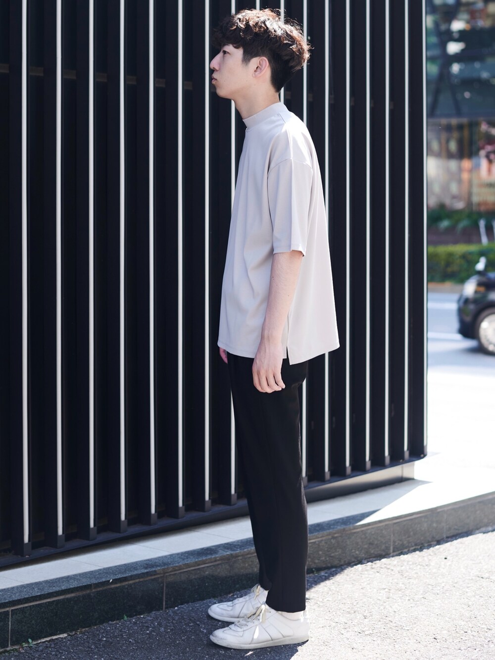 グレー系のTシャツ/カットソーを着用したメンズの夏コーディネートの2枚目の写真