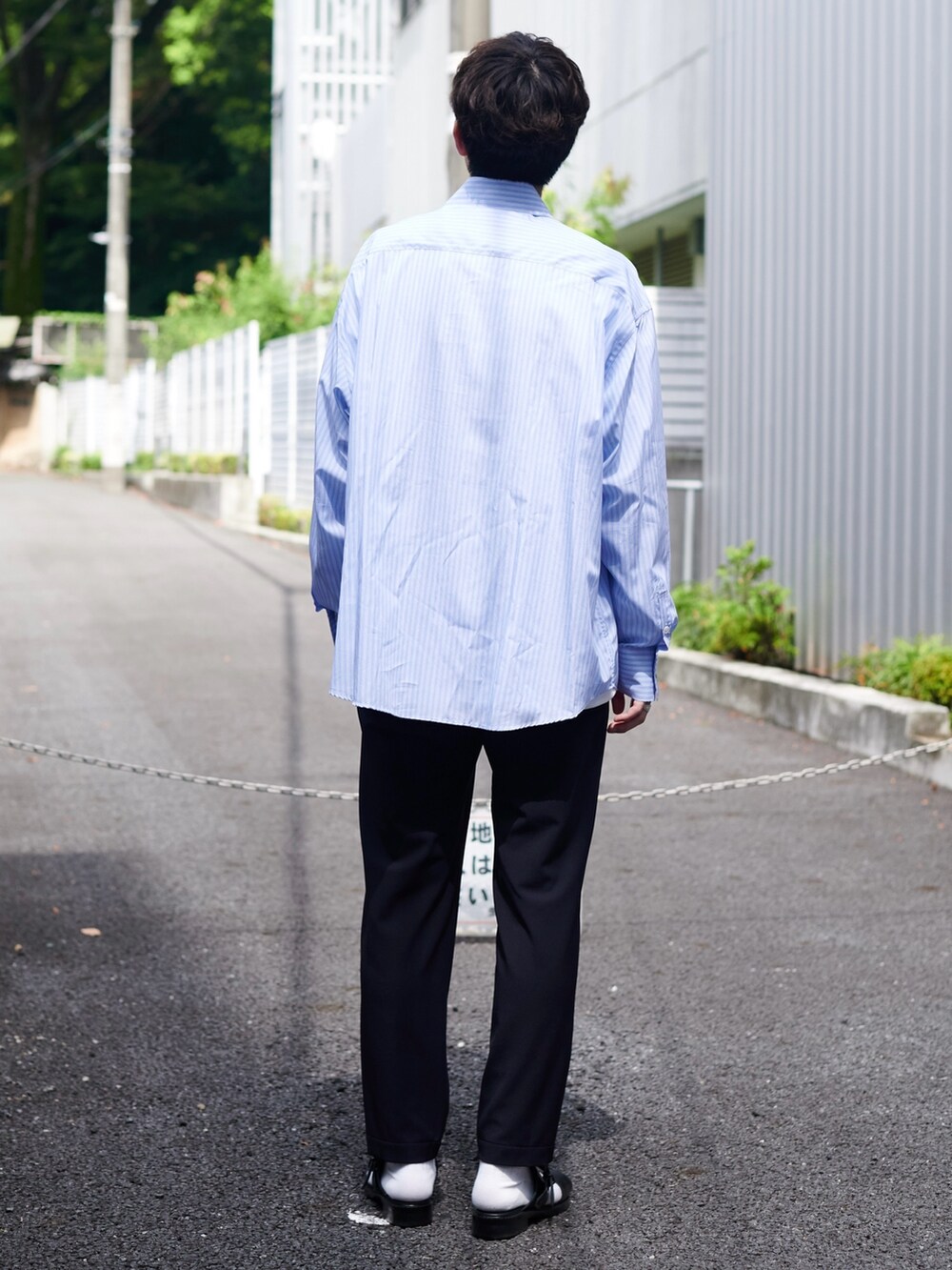 ブルー系のシャツ/ブラウス、ブラック系のスラックスを着用したメンズの夏コーディネートの3枚目の写真