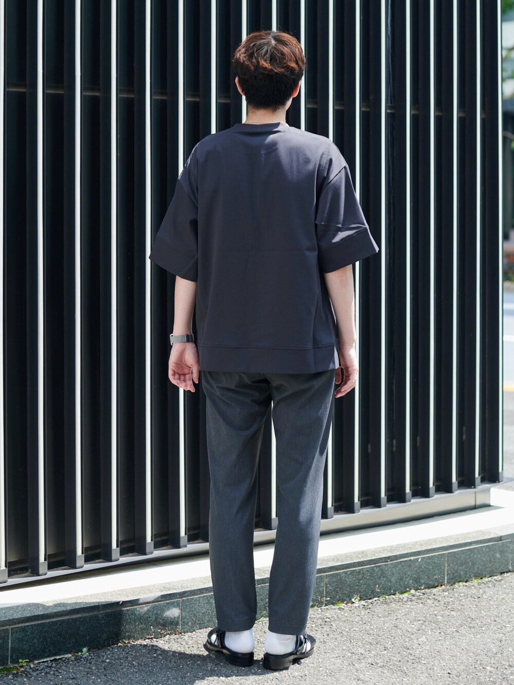 グレー系のTシャツ/カットソーを着用したメンズの夏コーディネートの3枚目の写真