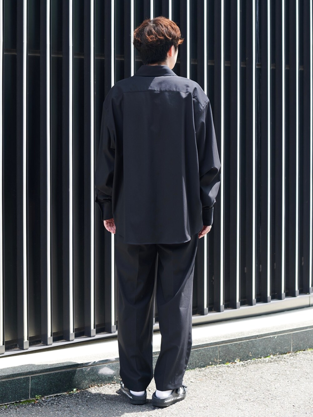 グレー系のシャツ/ブラウス、グレー系のチノパンツを着用したメンズの夏コーディネートの3枚目の写真