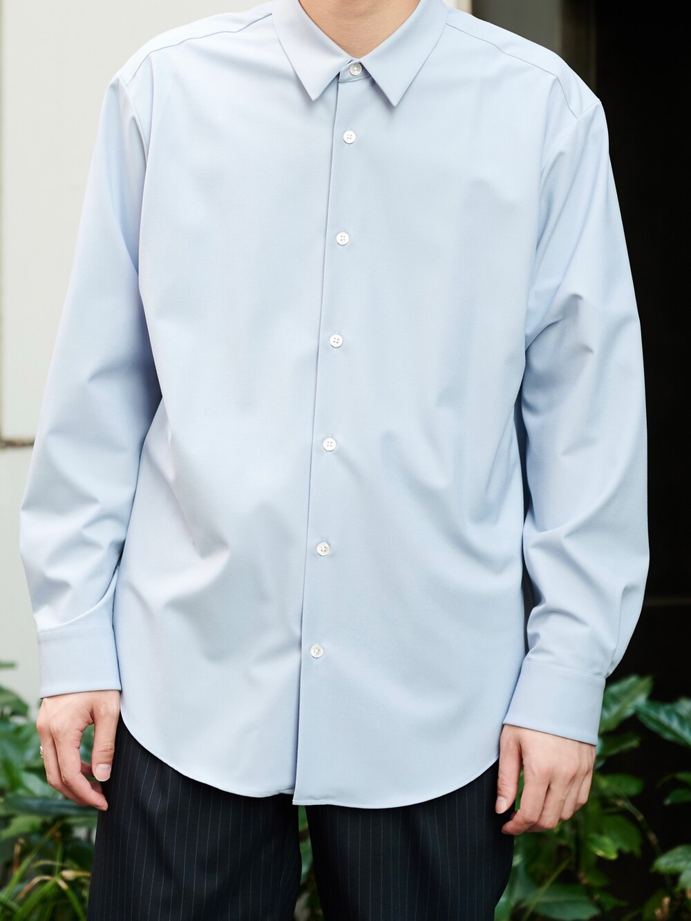 グレー系のシャツ/ブラウスを着用したメンズの秋コーディネートの4枚目の写真