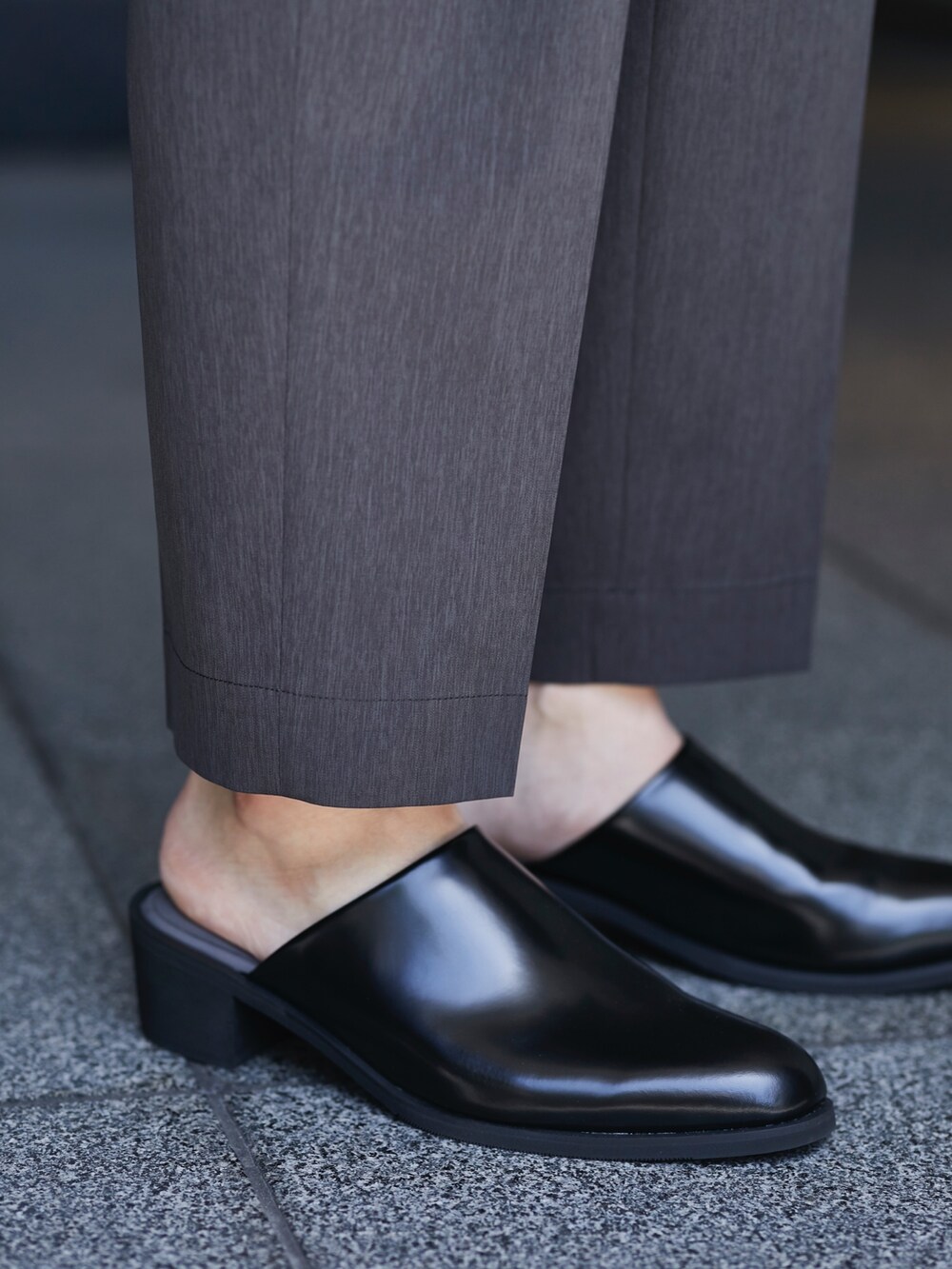 グレー系のセットアップ、グレー系のスラックスを着用したメンズの春コーディネートの6枚目の写真