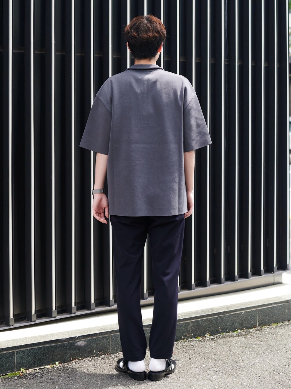 グリーン系のニット/セーターを着用したメンズの夏コーディネートの3枚目の写真