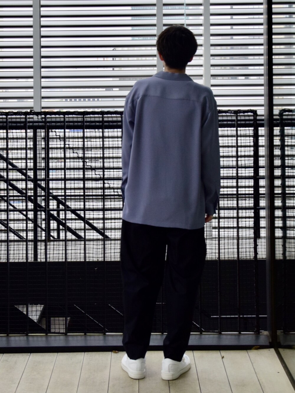 ブルー系のシャツ/ブラウス、ブラック系のスラックスを着用したメンズの春コーディネートの3枚目の写真