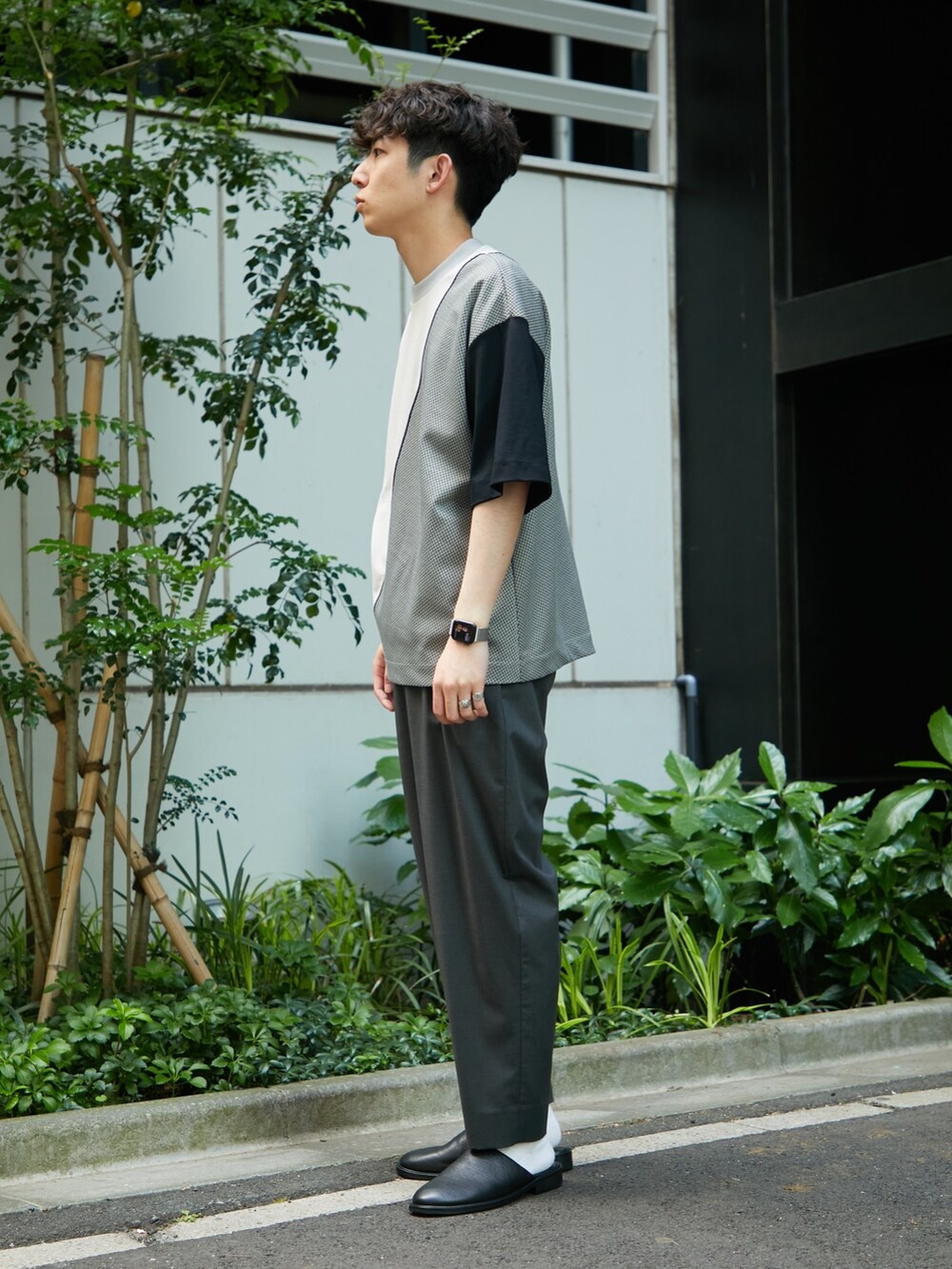 グレー系のTシャツ/カットソー、グレー系のスラックスを着用したメンズの春コーディネートの2枚目の写真