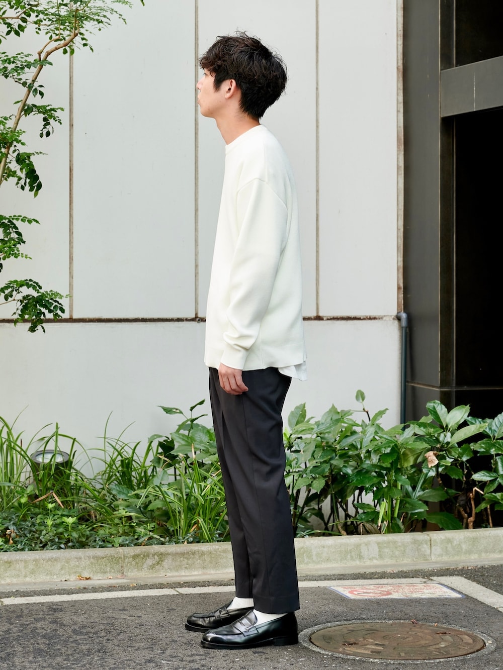 ホワイト系のニット/セーターを着用したメンズの夏コーディネートの2枚目の写真