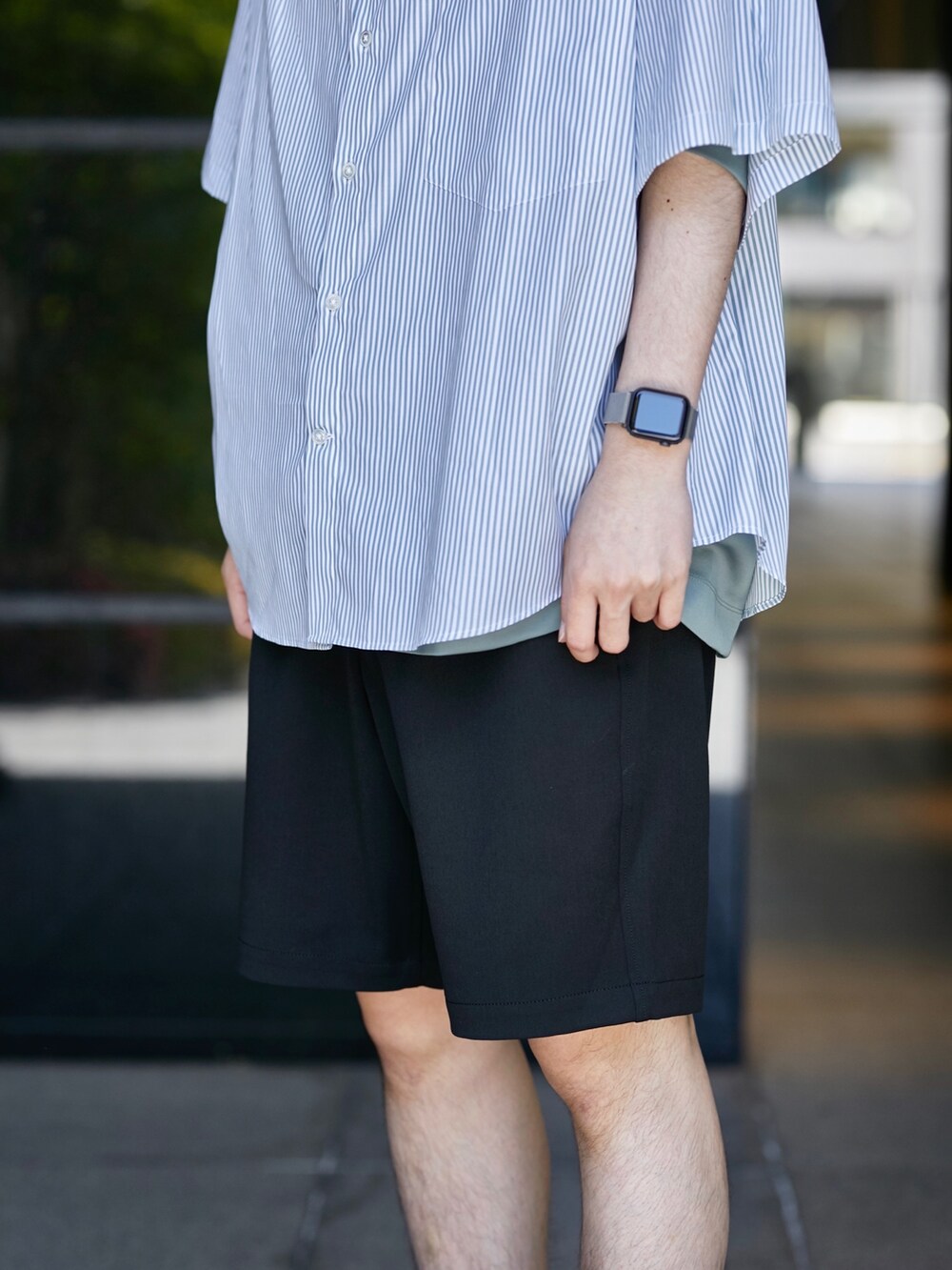 ブラック系のその他パンツを着用したメンズの春コーディネートの4枚目の写真