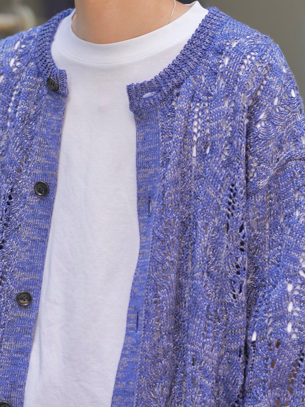 ブラック系のその他パンツ、グレー系のサンダルを着用したメンズの春コーディネートの4枚目の写真