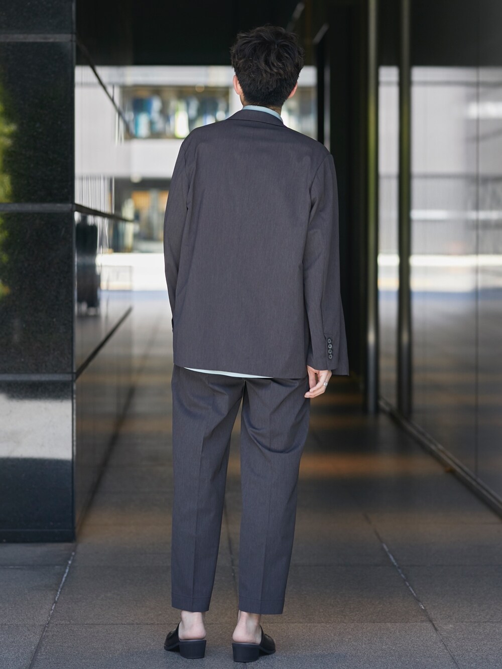 グレー系のセットアップ、グレー系のスラックスを着用したメンズの春コーディネートの3枚目の写真