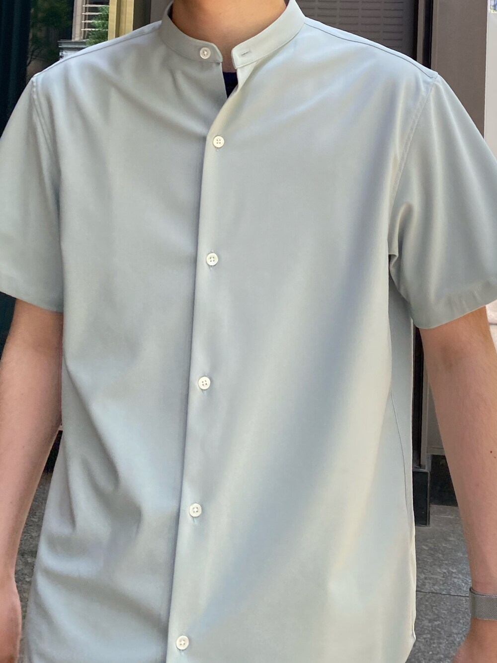 グリーン系のシャツ/ブラウス、グレー系のスラックスを着用したメンズの夏コーディネートの2枚目の写真