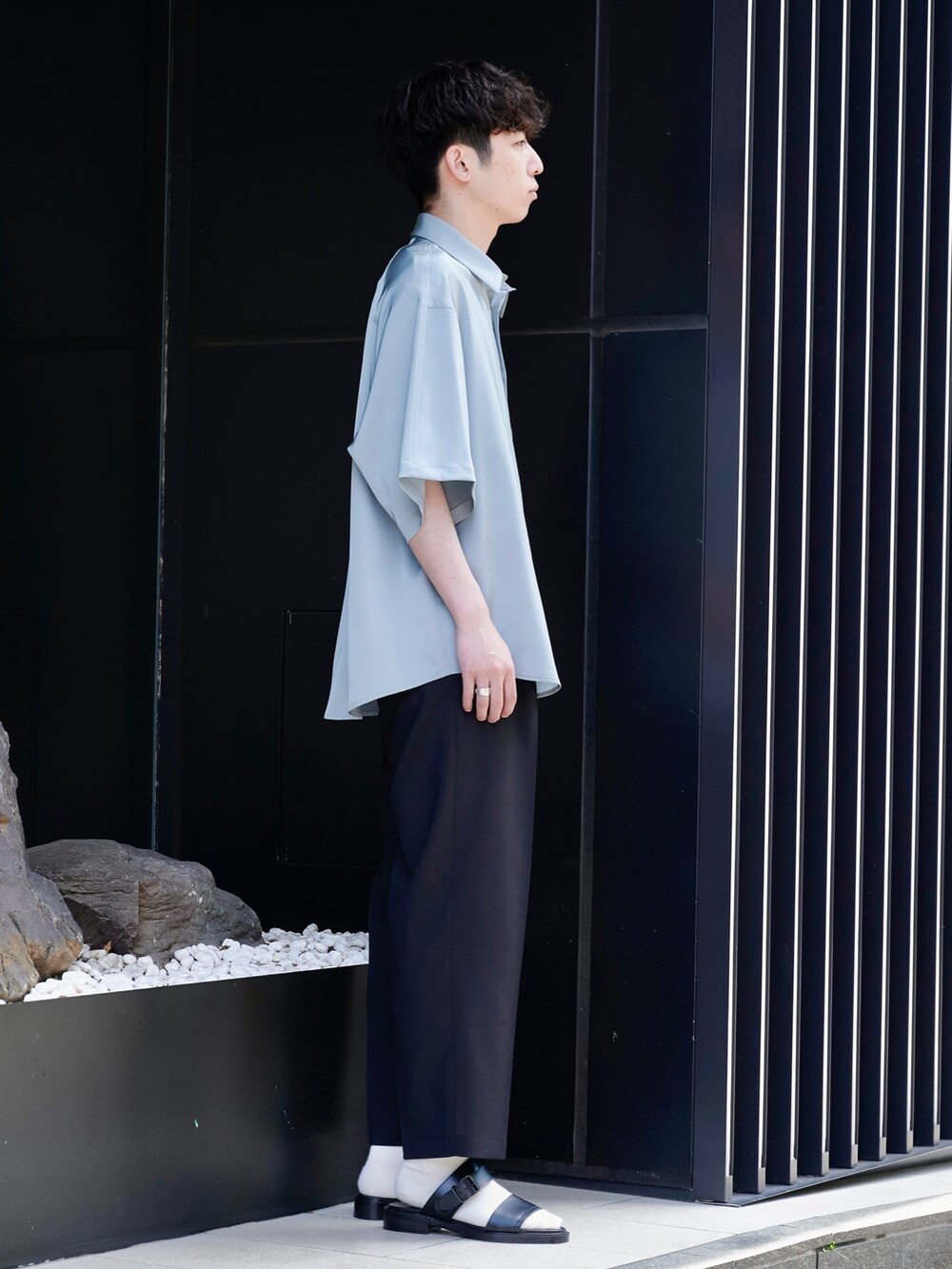 グリーン系のシャツ/ブラウスを着用したメンズの夏コーディネートの2枚目の写真