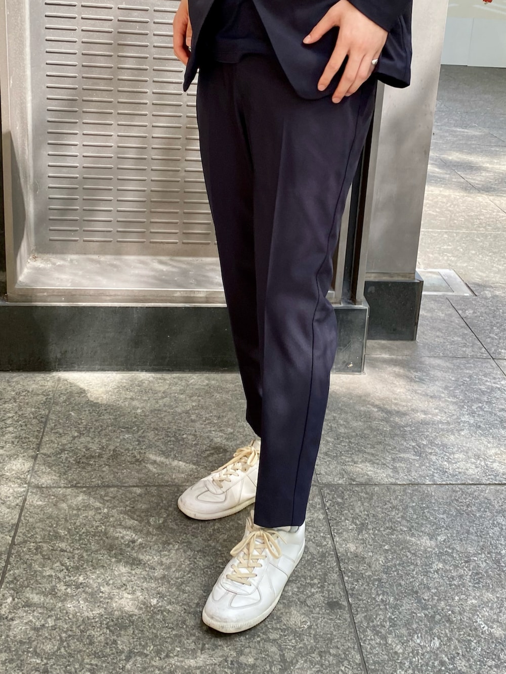 ブルー系のノーカラージャケット、ブルー系のスラックスを着用したメンズの夏コーディネートの4枚目の写真