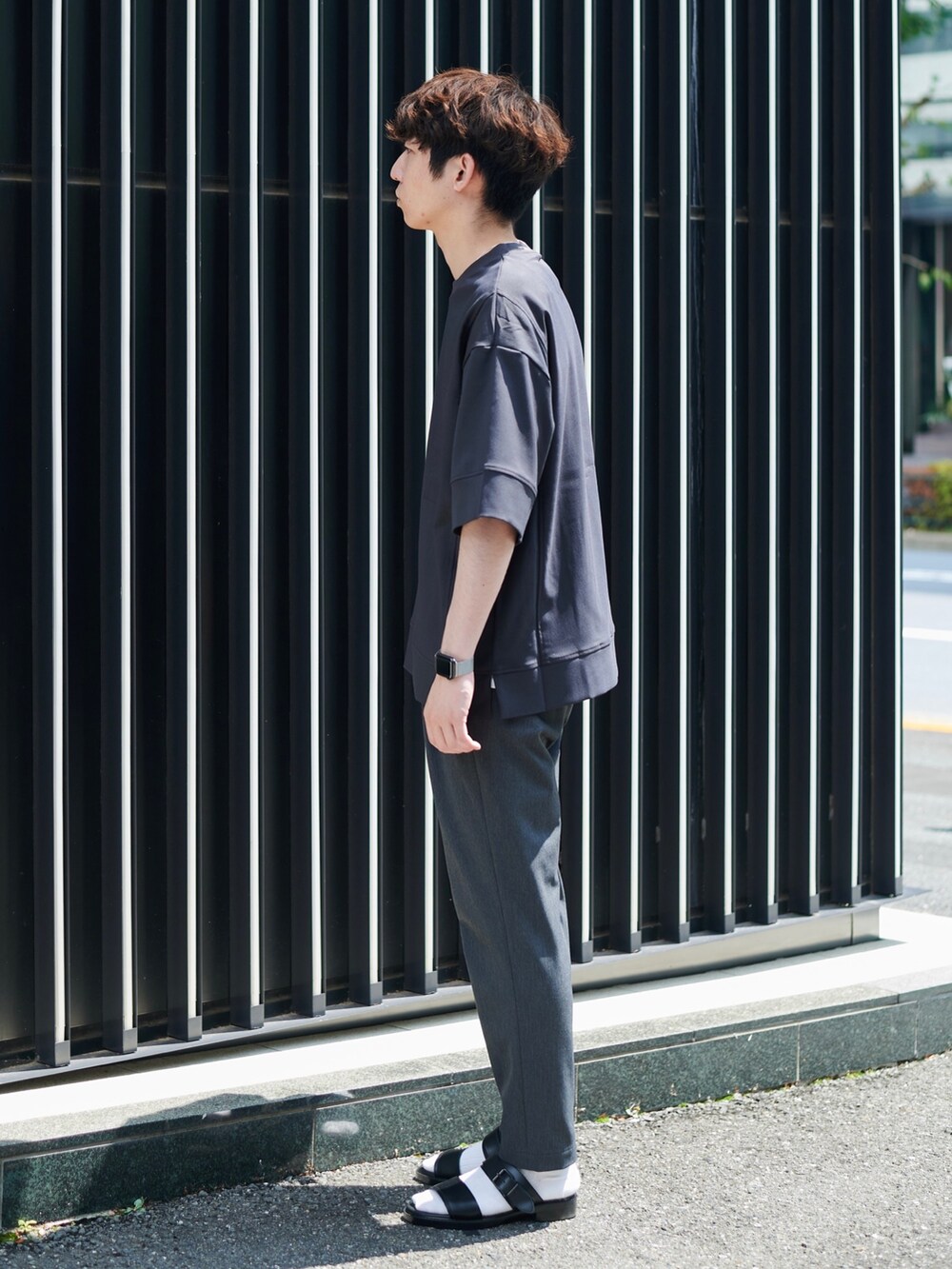 グレー系のTシャツ/カットソーを着用したメンズの夏コーディネートの2枚目の写真