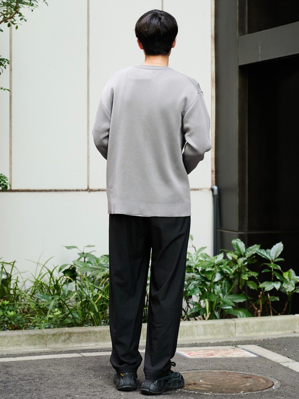 グレー系のニット/セーター、その他のその他パンツを着用したメンズの秋コーディネートの3枚目の写真