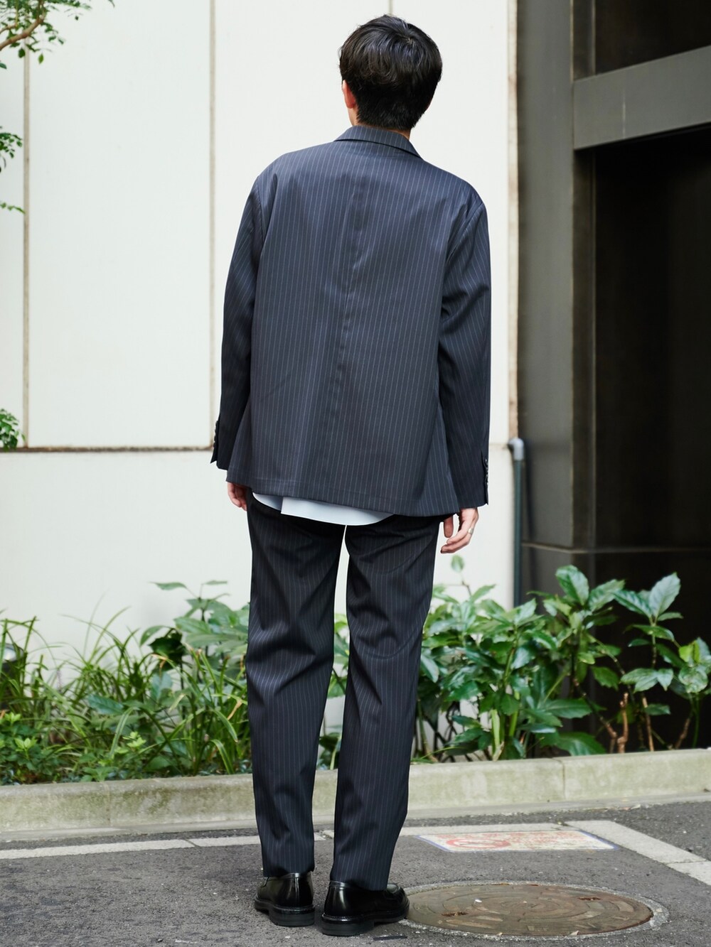 その他のセットアップ、その他のスラックスを着用したメンズの秋コーディネートの3枚目の写真