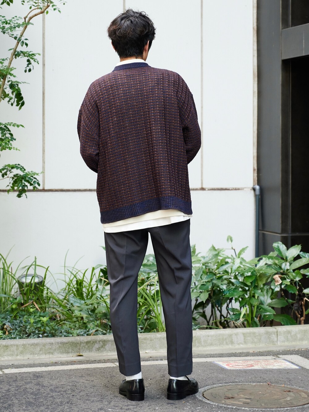 ブルー系のニット/セーターを着用したメンズの秋コーディネートの3枚目の写真