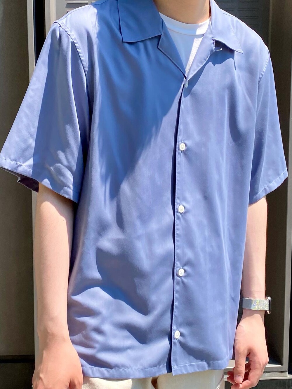 ブルー系のシャツ/ブラウス、ホワイト系のカーゴパンツ、ブラック系のローファーを着用したメンズの夏コーディネートの2枚目の写真