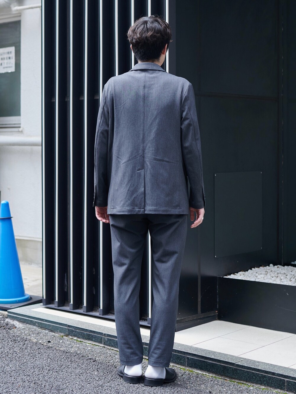 グレー系のセットアップを着用したメンズの夏コーディネートの3枚目の写真