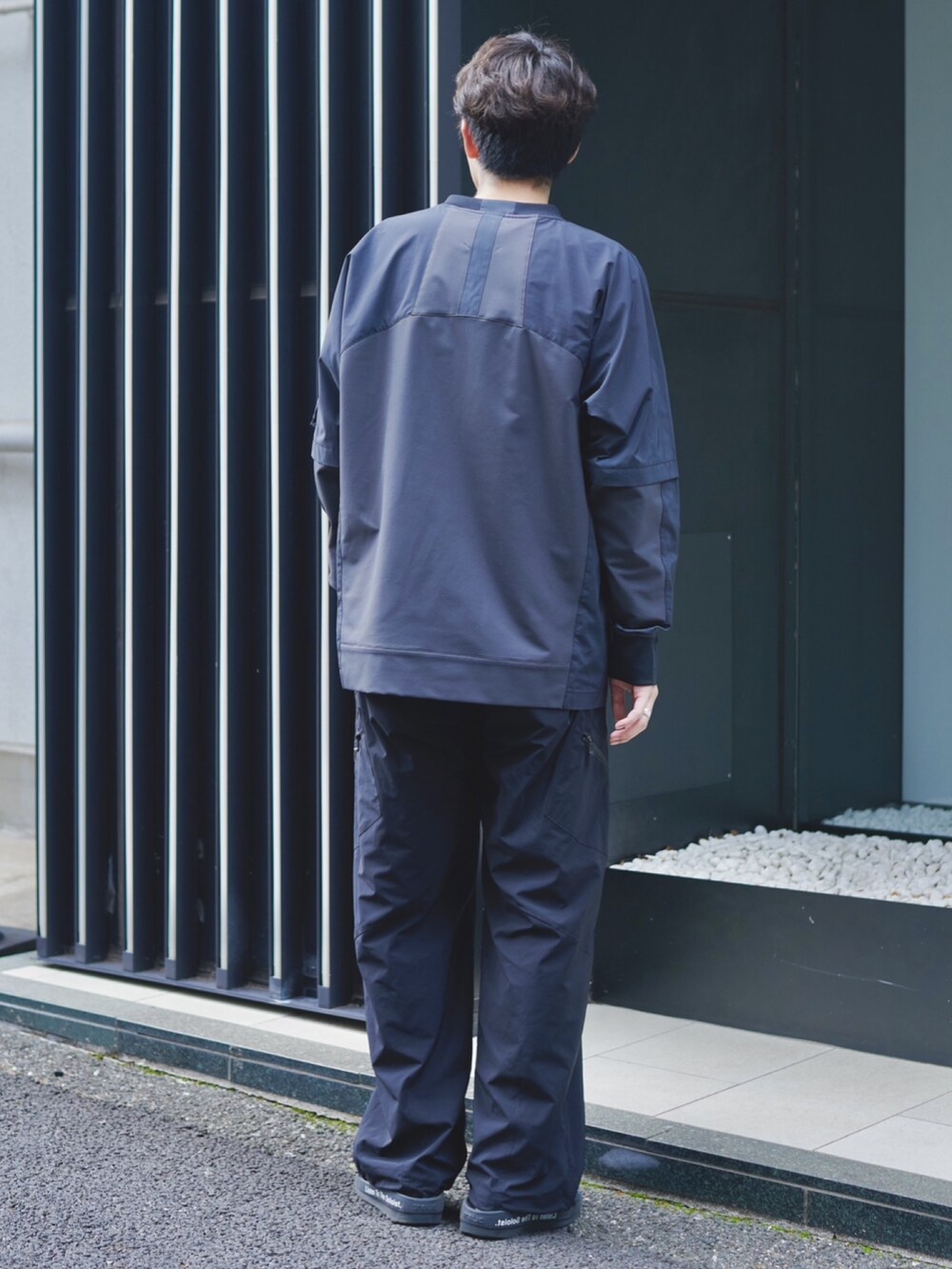 ブラック系のその他パンツを着用したメンズの秋コーディネートの3枚目の写真