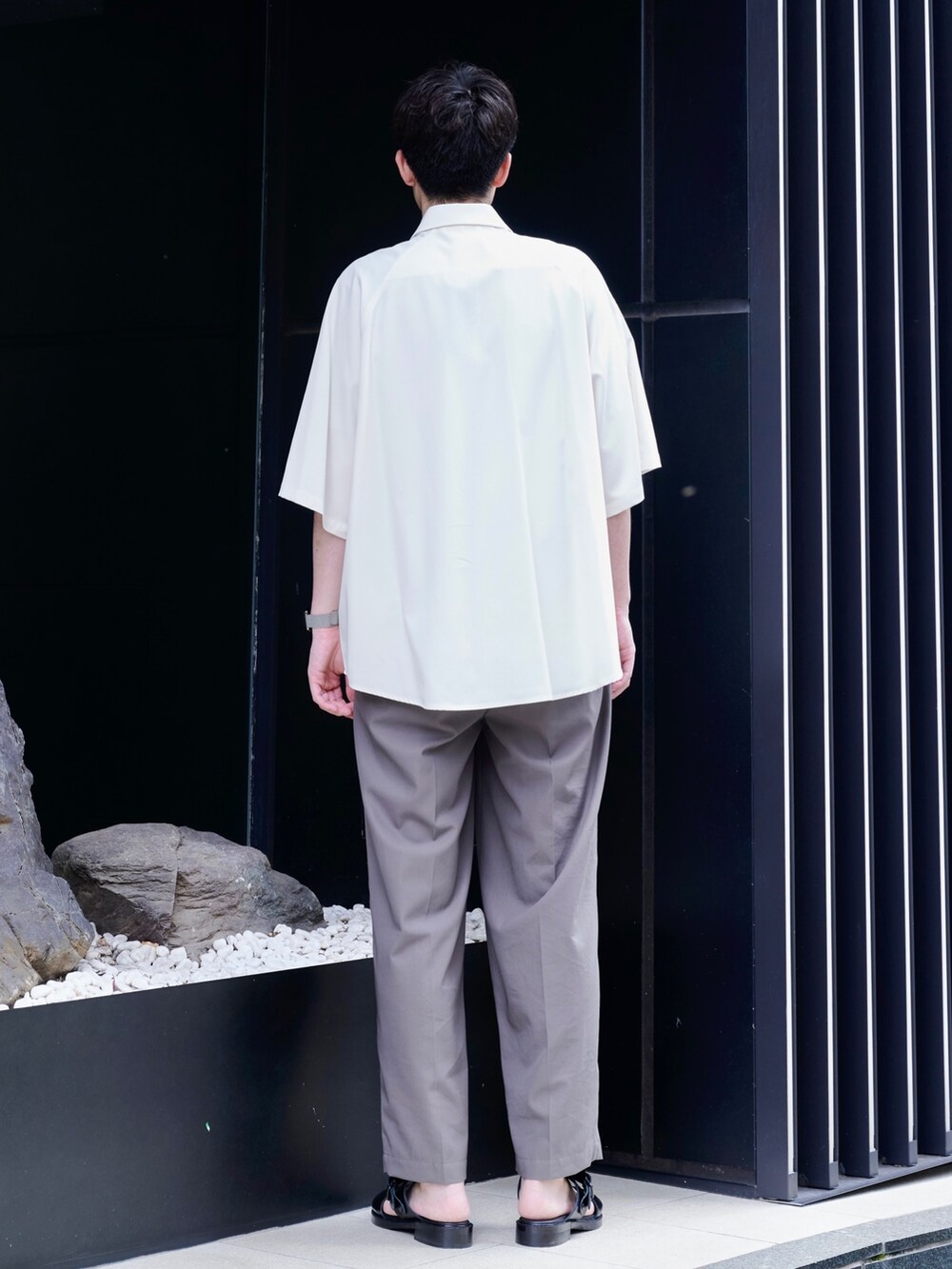 ホワイト系のシャツ/ブラウス、グレー系のその他パンツを着用したメンズの夏コーディネートの3枚目の写真