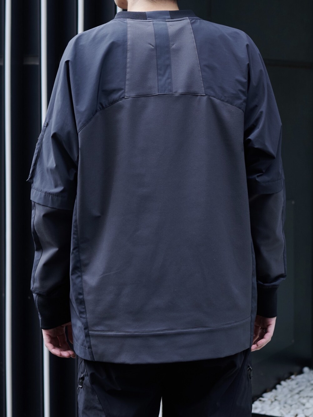 ブラック系のその他パンツを着用したメンズの秋コーディネートの5枚目の写真