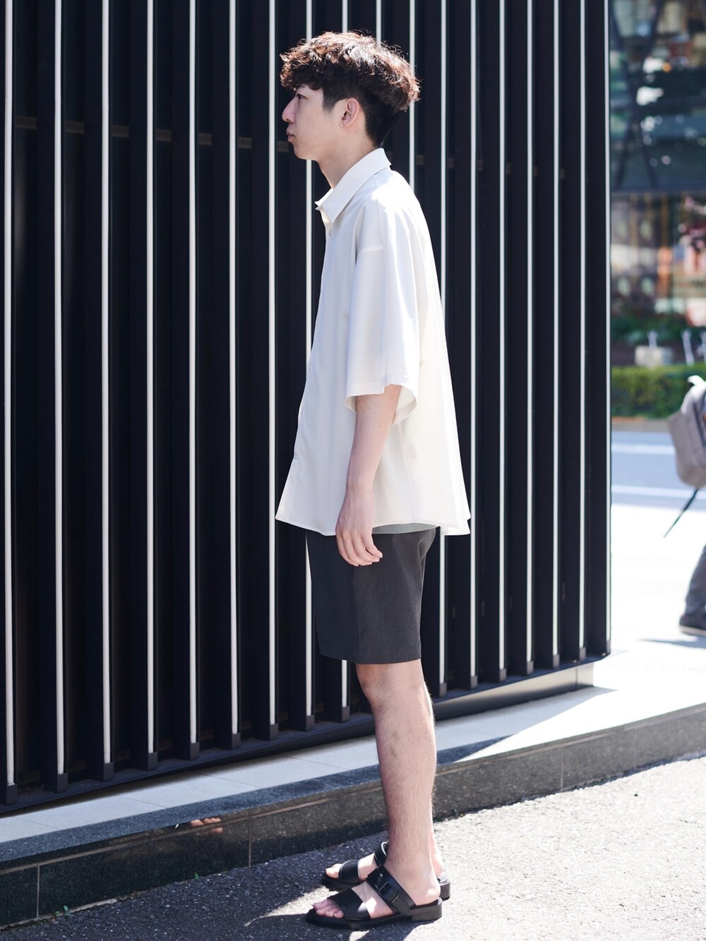 ホワイト系のシャツ/ブラウスを着用したメンズの夏コーディネートの2枚目の写真