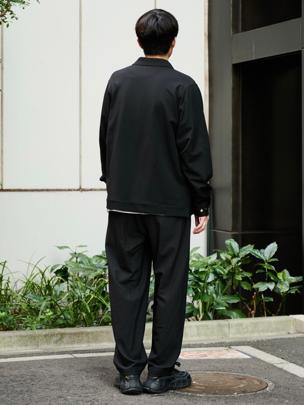 ブラック系のブルゾンを着用したメンズの秋コーディネートの3枚目の写真