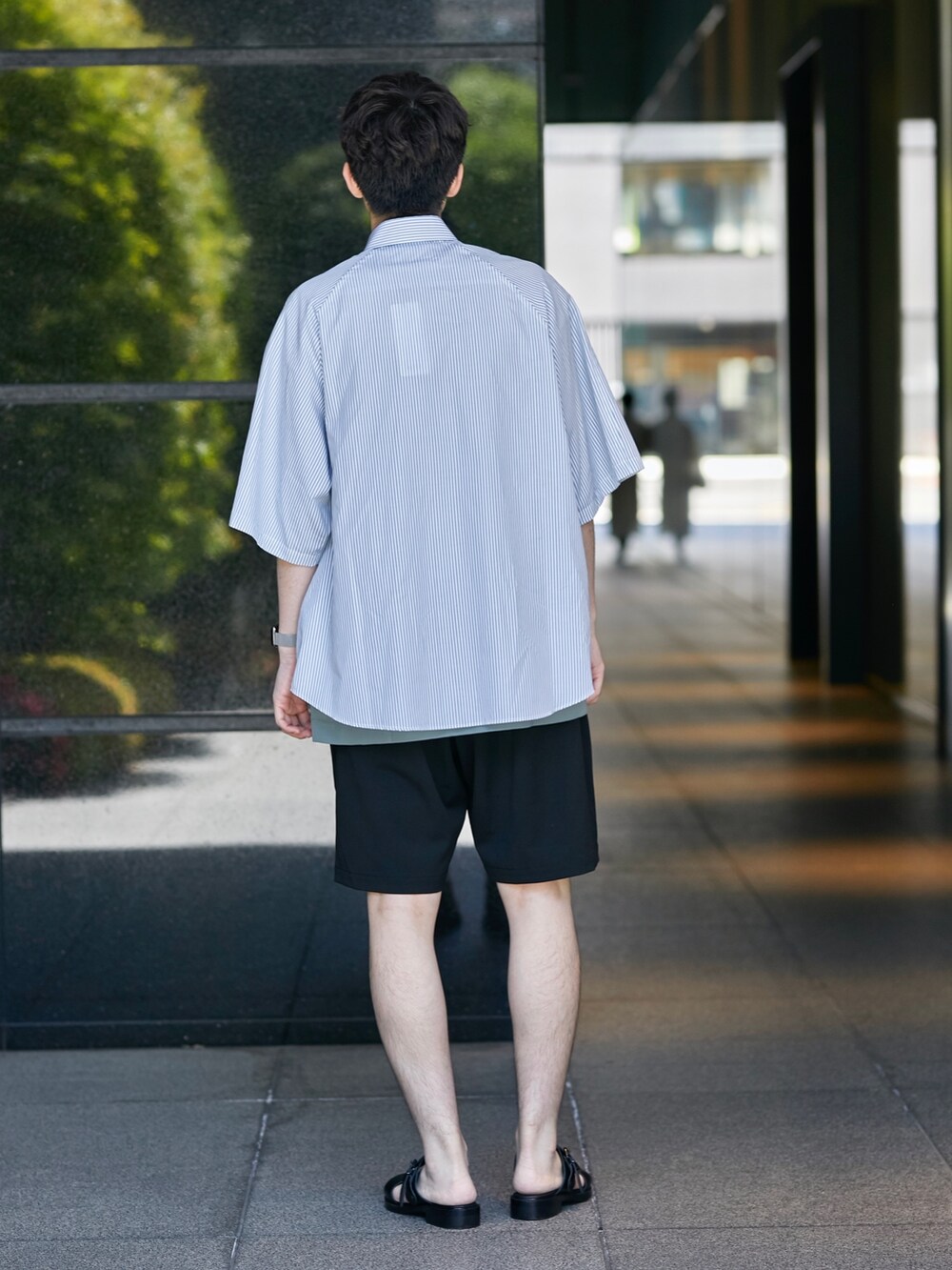 ブラック系のその他パンツを着用したメンズの春コーディネートの3枚目の写真