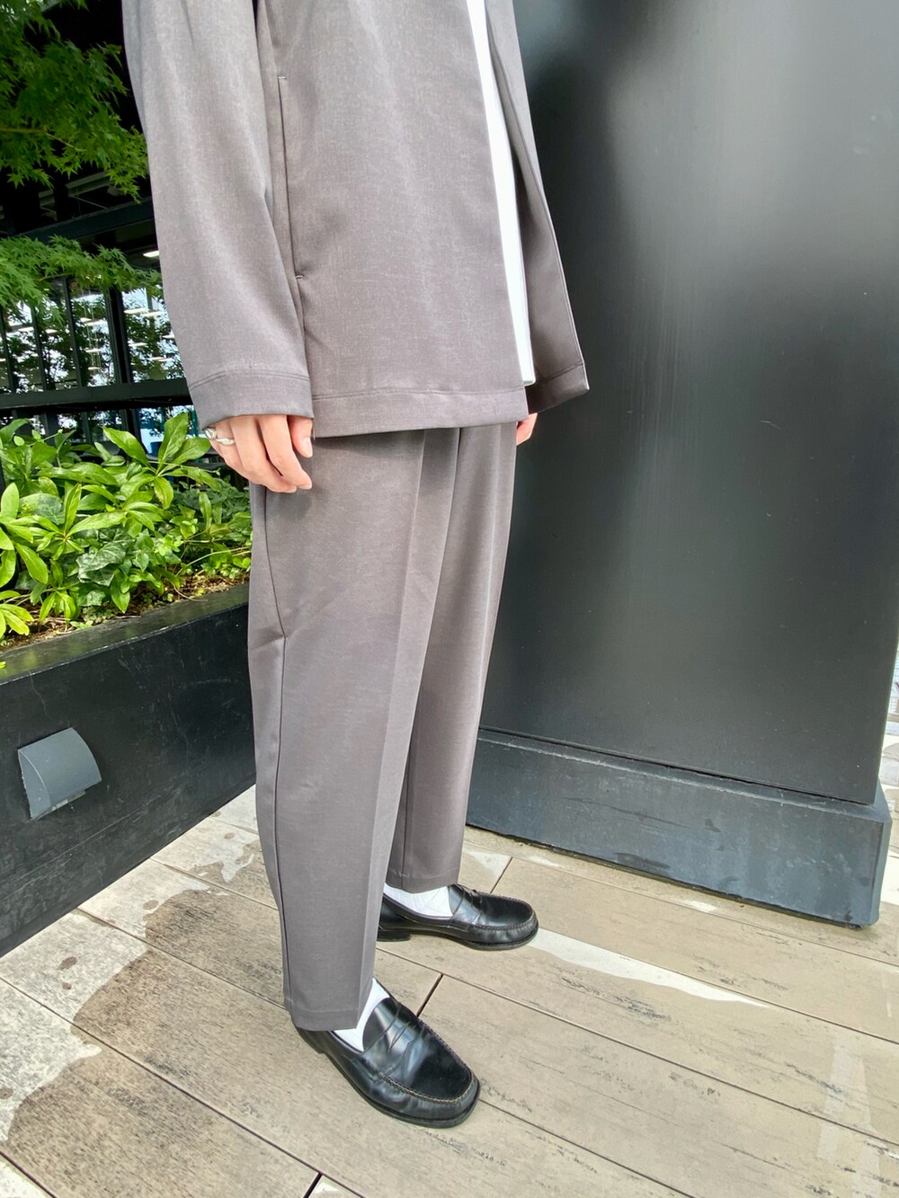 グレー系のスラックス、グレー系のセットアップを着用したメンズの夏コーディネートの3枚目の写真